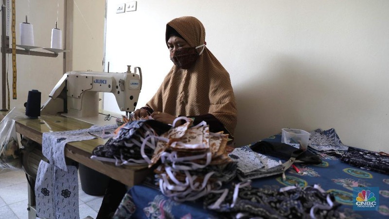 Perajin memproduksi masker batik di Sentra Kerajinan Batik Tradisiku, Kota Bogor, Jawa Barat, Jumat (2/10/2020). Pemerintah tanggal 2 Oktober sebagai Hari Batik Nasional. Penetapan tersebut berlandaskan keputusan Perserikatan Bangsa-Bangsa (PBB) yang menetapkan batik menjadi warisan budaya dunia dari Indonesia. Galeri Batik ini merupakan salah satu pusat di mana pengunjung dapat melihat dan memesan batik yang desainnya amat kental dengan nuansa Kota Bogor. Biasanya wisatawan yang hadir ke Bogor bisa melihat dan mengunjungi Galeri Batik ini. Karena adanya aturan PSBB  membuat turis asing tidak bisa datang. Ragam desainnya pun rupa-rupa mulai dari motif hujan gerimis, kujang, Kebun Raya, Istana Bogor, dan Batu Tulis. Untuk saat ini perajin sedang garap masker dengan motif batik standar SNI. Seperti diketahui Badan Standardisasi Nasional (BSN) mengeluarkan spesifikasi masker kain ber-SNI yang terbagi menjadi tiga tipe berdasarkan penggunaannya, antara lain tipe A untuk penggunaan umum, tipe B untuk penggunaan filtrasi bakteri, dan tipe C untuk penggunaan filtrasi partikel. (CNBC Indonesia/ Muhammad Sabki