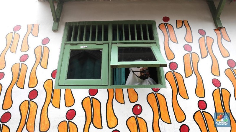 Sejumlah pelajar belajar menari di Kawasan Kampung Batik, Cibuluh, Bogor, Jawa Barat, Jumat (2/10). Pandemi Covid 19 yang berdampak hampir semua bidang ekonomi di Indonesia khususnya, tak terkecuali pariwisata di wilayah Bogor telah membuat problematika tersendiri bagi para penggiat industri pariwisata di Bogor. Kampung Batik Cibuluh yang digadang  menjadi salah satu pengembangan wisata tematik terbaru di Kota Bogor khususnya, berinisiasi tetap membangun semangat dan kreatifitas untuk sektor pariwisata dan industri Usaha Kecil Menengah ditengah berbagai dampak Covid 19 yang tengah di alami masyarakat kota Bogor. Kampung Batik Cibuluh bertujuan untuk menciptakan peluang dan membantu ekonomi warga dengan mengangkat potensi wilayah yang ada salah satunya batik yang awalnya terfokus pada pemberdayaan kaum ibu sebagai bentuk dukungan terhadap keseteraan gender di Indonesia.
Kampung Batik cibuluh ini terbentuk atas peran serta dukungan dari para tokoh masyarakat, pemuda-pemudi kampung cibuluh, pemerintah kota bogor, dan para stakeholder terkait yaitu Baznas dan IPB. Melalui peran serta masyarakat, Kampung Neglasari, Kelurahan Cibuluh akan dipercantik dengan berbagai hiasan batik, seperti perbaikan gapura, pembuatan mural, pembanguan area kaulinan anak, area kuliner, area foto instagramable, museum batik, dan area belajar membatik.(CNBC Indonesia/ Muhammad Sabki)
