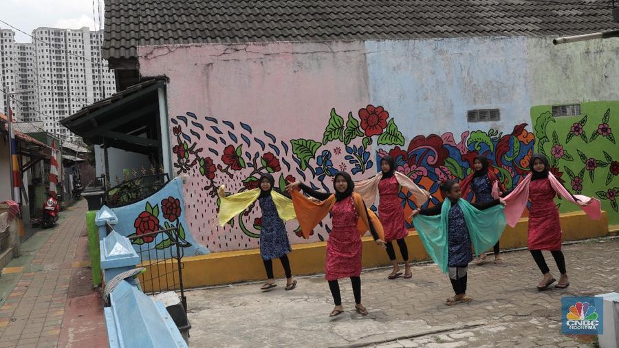 Sejumlah pelajar belajar menari di Kawasan Kampung Batik, Cibuluh, Bogor, Jawa Barat, Jumat (2/10). Pandemi Covid 19 yang berdampak hampir semua bidang ekonomi di Indonesia khususnya, tak terkecuali pariwisata di wilayah Bogor telah membuat problematika tersendiri bagi para penggiat industri pariwisata di Bogor. Kampung Batik Cibuluh yang digadang  menjadi salah satu pengembangan wisata tematik terbaru di Kota Bogor khususnya, berinisiasi tetap membangun semangat dan kreatifitas untuk sektor pariwisata dan industri Usaha Kecil Menengah ditengah berbagai dampak Covid 19 yang tengah di alami masyarakat kota Bogor. Kampung Batik Cibuluh bertujuan untuk menciptakan peluang dan membantu ekonomi warga dengan mengangkat potensi wilayah yang ada salah satunya batik yang awalnya terfokus pada pemberdayaan kaum ibu sebagai bentuk dukungan terhadap keseteraan gender di Indonesia.
Kampung Batik cibuluh ini terbentuk atas peran serta dukungan dari para tokoh masyarakat, pemuda-pemudi kampung cibuluh, pemerintah kota bogor, dan para stakeholder terkait yaitu Baznas dan IPB. Melalui peran serta masyarakat, Kampung Neglasari, Kelurahan Cibuluh akan dipercantik dengan berbagai hiasan batik, seperti perbaikan gapura, pembuatan mural, pembanguan area kaulinan anak, area kuliner, area foto instagramable, museum batik, dan area belajar membatik.(CNBC Indonesia/ Muhammad Sabki)