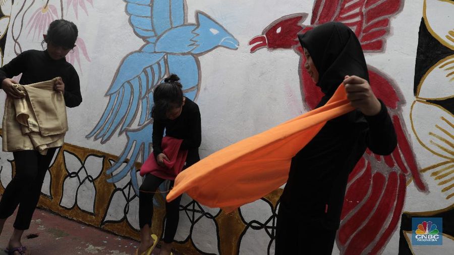 Sejumlah pelajar belajar menari di Kawasan Kampung Batik, Cibuluh, Bogor, Jawa Barat, Jumat (2/10). Pandemi Covid 19 yang berdampak hampir semua bidang ekonomi di Indonesia khususnya, tak terkecuali pariwisata di wilayah Bogor telah membuat problematika tersendiri bagi para penggiat industri pariwisata di Bogor. Kampung Batik Cibuluh yang digadang  menjadi salah satu pengembangan wisata tematik terbaru di Kota Bogor khususnya, berinisiasi tetap membangun semangat dan kreatifitas untuk sektor pariwisata dan industri Usaha Kecil Menengah ditengah berbagai dampak Covid 19 yang tengah di alami masyarakat kota Bogor. Kampung Batik Cibuluh bertujuan untuk menciptakan peluang dan membantu ekonomi warga dengan mengangkat potensi wilayah yang ada salah satunya batik yang awalnya terfokus pada pemberdayaan kaum ibu sebagai bentuk dukungan terhadap keseteraan gender di Indonesia.
Kampung Batik cibuluh ini terbentuk atas peran serta dukungan dari para tokoh masyarakat, pemuda-pemudi kampung cibuluh, pemerintah kota bogor, dan para stakeholder terkait yaitu Baznas dan IPB. Melalui peran serta masyarakat, Kampung Neglasari, Kelurahan Cibuluh akan dipercantik dengan berbagai hiasan batik, seperti perbaikan gapura, pembuatan mural, pembanguan area kaulinan anak, area kuliner, area foto instagramable, museum batik, dan area belajar membatik.(CNBC Indonesia/ Muhammad Sabki)