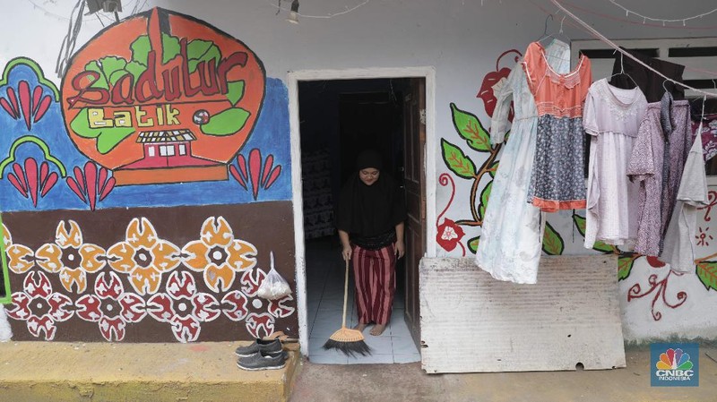 Sejumlah pelajar belajar menari di Kawasan Kampung Batik, Cibuluh, Bogor, Jawa Barat, Jumat (2/10). Pandemi Covid 19 yang berdampak hampir semua bidang ekonomi di Indonesia khususnya, tak terkecuali pariwisata di wilayah Bogor telah membuat problematika tersendiri bagi para penggiat industri pariwisata di Bogor. Kampung Batik Cibuluh yang digadang  menjadi salah satu pengembangan wisata tematik terbaru di Kota Bogor khususnya, berinisiasi tetap membangun semangat dan kreatifitas untuk sektor pariwisata dan industri Usaha Kecil Menengah ditengah berbagai dampak Covid 19 yang tengah di alami masyarakat kota Bogor. Kampung Batik Cibuluh bertujuan untuk menciptakan peluang dan membantu ekonomi warga dengan mengangkat potensi wilayah yang ada salah satunya batik yang awalnya terfokus pada pemberdayaan kaum ibu sebagai bentuk dukungan terhadap keseteraan gender di Indonesia.
Kampung Batik cibuluh ini terbentuk atas peran serta dukungan dari para tokoh masyarakat, pemuda-pemudi kampung cibuluh, pemerintah kota bogor, dan para stakeholder terkait yaitu Baznas dan IPB. Melalui peran serta masyarakat, Kampung Neglasari, Kelurahan Cibuluh akan dipercantik dengan berbagai hiasan batik, seperti perbaikan gapura, pembuatan mural, pembanguan area kaulinan anak, area kuliner, area foto instagramable, museum batik, dan area belajar membatik.(CNBC Indonesia/ Muhammad Sabki)