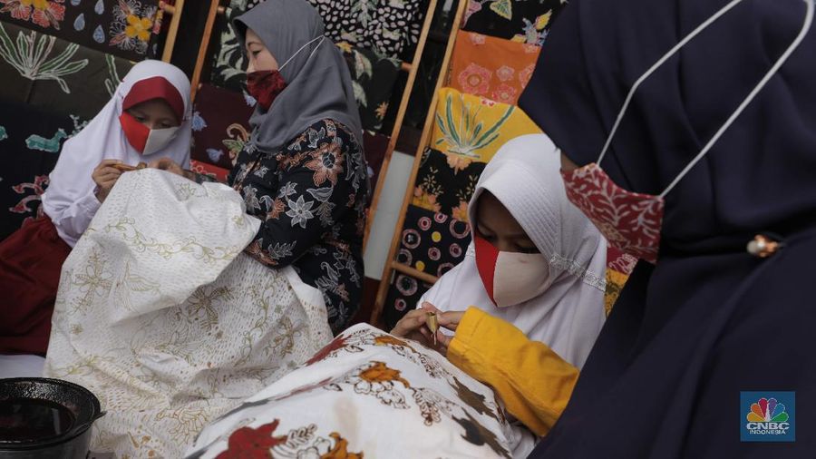 Sejumlah pelajar belajar menari di Kawasan Kampung Batik, Cibuluh, Bogor, Jawa Barat, Jumat (2/10). Pandemi Covid 19 yang berdampak hampir semua bidang ekonomi di Indonesia khususnya, tak terkecuali pariwisata di wilayah Bogor telah membuat problematika tersendiri bagi para penggiat industri pariwisata di Bogor. Kampung Batik Cibuluh yang digadang  menjadi salah satu pengembangan wisata tematik terbaru di Kota Bogor khususnya, berinisiasi tetap membangun semangat dan kreatifitas untuk sektor pariwisata dan industri Usaha Kecil Menengah ditengah berbagai dampak Covid 19 yang tengah di alami masyarakat kota Bogor. Kampung Batik Cibuluh bertujuan untuk menciptakan peluang dan membantu ekonomi warga dengan mengangkat potensi wilayah yang ada salah satunya batik yang awalnya terfokus pada pemberdayaan kaum ibu sebagai bentuk dukungan terhadap keseteraan gender di Indonesia.
Kampung Batik cibuluh ini terbentuk atas peran serta dukungan dari para tokoh masyarakat, pemuda-pemudi kampung cibuluh, pemerintah kota bogor, dan para stakeholder terkait yaitu Baznas dan IPB. Melalui peran serta masyarakat, Kampung Neglasari, Kelurahan Cibuluh akan dipercantik dengan berbagai hiasan batik, seperti perbaikan gapura, pembuatan mural, pembanguan area kaulinan anak, area kuliner, area foto instagramable, museum batik, dan area belajar membatik.(CNBC Indonesia/ Muhammad Sabki)