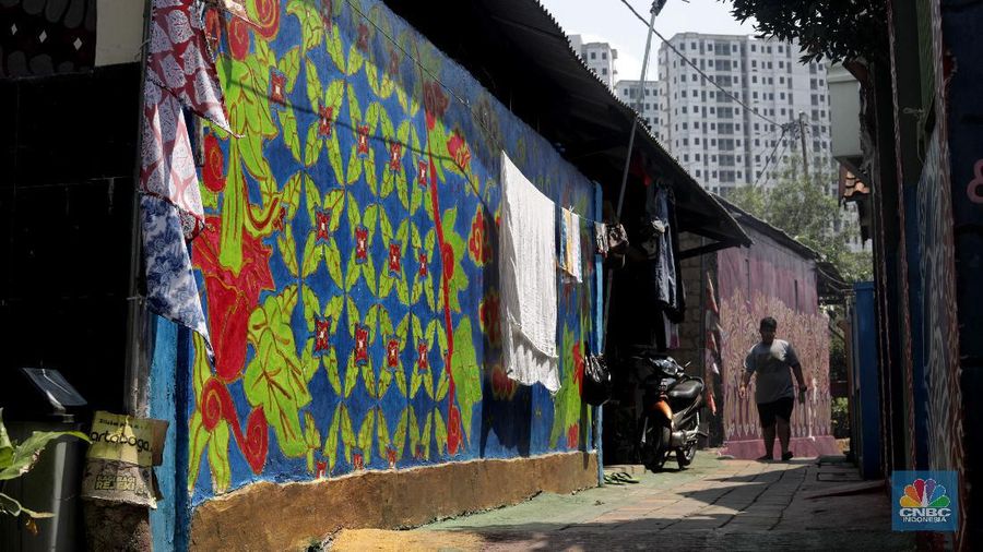 Sejumlah pelajar belajar menari di Kawasan Kampung Batik, Cibuluh, Bogor, Jawa Barat, Jumat (2/10). Pandemi Covid 19 yang berdampak hampir semua bidang ekonomi di Indonesia khususnya, tak terkecuali pariwisata di wilayah Bogor telah membuat problematika tersendiri bagi para penggiat industri pariwisata di Bogor. Kampung Batik Cibuluh yang digadang  menjadi salah satu pengembangan wisata tematik terbaru di Kota Bogor khususnya, berinisiasi tetap membangun semangat dan kreatifitas untuk sektor pariwisata dan industri Usaha Kecil Menengah ditengah berbagai dampak Covid 19 yang tengah di alami masyarakat kota Bogor. Kampung Batik Cibuluh bertujuan untuk menciptakan peluang dan membantu ekonomi warga dengan mengangkat potensi wilayah yang ada salah satunya batik yang awalnya terfokus pada pemberdayaan kaum ibu sebagai bentuk dukungan terhadap keseteraan gender di Indonesia.
Kampung Batik cibuluh ini terbentuk atas peran serta dukungan dari para tokoh masyarakat, pemuda-pemudi kampung cibuluh, pemerintah kota bogor, dan para stakeholder terkait yaitu Baznas dan IPB. Melalui peran serta masyarakat, Kampung Neglasari, Kelurahan Cibuluh akan dipercantik dengan berbagai hiasan batik, seperti perbaikan gapura, pembuatan mural, pembanguan area kaulinan anak, area kuliner, area foto instagramable, museum batik, dan area belajar membatik.(CNBC Indonesia/ Muhammad Sabki)