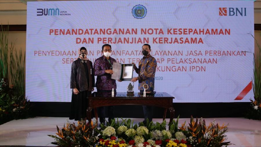 (Kiri ke kanan) Wakil Direktur Utama BNI Adi Sulistyowati, Direktur Hubungan Kelembagaan BNI Sis Apik Wijayanto, dan Rektor IPDN Hadi Prabowo pasca penandatanganan Nota Kesepahaman (MOU) dan Perjanjian Kerja Sama (PKS) program Smart Campus IPDN di Jakarta, Jumat (2 Oktober 2020). BNI mendukung dalam pengembangan program Smart Campus seperti penggunaan Kartu Multifungsi Praja yang berfungsi sebagai kartu Identitas Praja, uang elektronik, kartu akses masuk ke fasilitas-fasilitas kampus, serta e-absensi Praja.