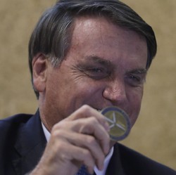Bikin Chaos Kalah Pemilu, Bolsonaro Akhirnya Pulang ke Brasil