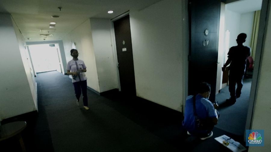 Seorang petugas kebersihan sedang membersihkan halaman tengah Wisma Jakarta Islamic Center (JIS) di Jakarta, Jumat (2/10/2020). (CNBC Indonesia/Tri Susilo)

Pemprov DKI Jakarta menetapkan Pusat Pengkajian dan Pengembangan Islam Jakarta (Jakarta Islamic Centre) sebagai salah satu lokasi isolasi warga yang terpapar COVID-19.

Kepala Sekretariat JIC, Ahmad Juhandi memastikan, pihaknya telah siap menyambut warga Ibu Kota yang terjangkit COVID-19 untuk melakukan isolasi.

