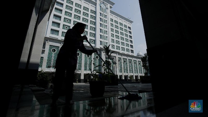 Seorang petugas kebersihan sedang membersihkan halaman tengah Wisma Jakarta Islamic Center (JIS) di Jakarta, Jumat (2/10/2020). (CNBC Indonesia/Tri Susilo)

Pemprov DKI Jakarta menetapkan Pusat Pengkajian dan Pengembangan Islam Jakarta (Jakarta Islamic Centre) sebagai salah satu lokasi isolasi warga yang terpapar COVID-19.

Kepala Sekretariat JIC, Ahmad Juhandi memastikan, pihaknya telah siap menyambut warga Ibu Kota yang terjangkit COVID-19 untuk melakukan isolasi.

