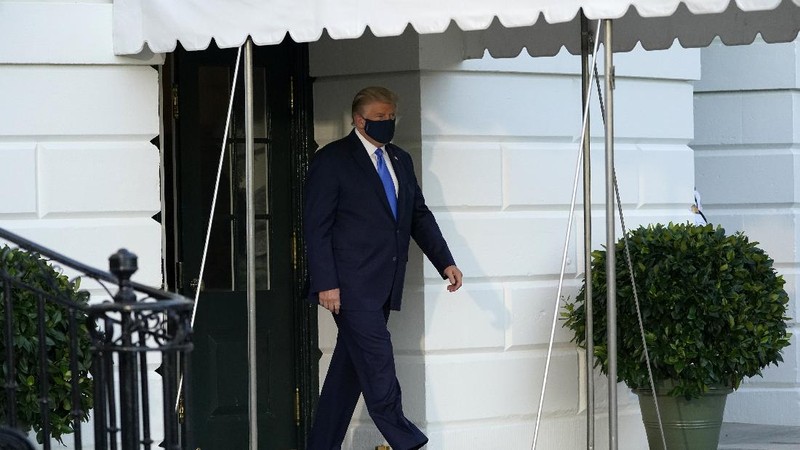 President Donald Trump waves as he leaves the White House to go to Walter Reed National Military Medical Center after he tested positive for COVID-19, Friday, Oct. 2, 2020, in Washington. (AP Photo/Alex Brandon)