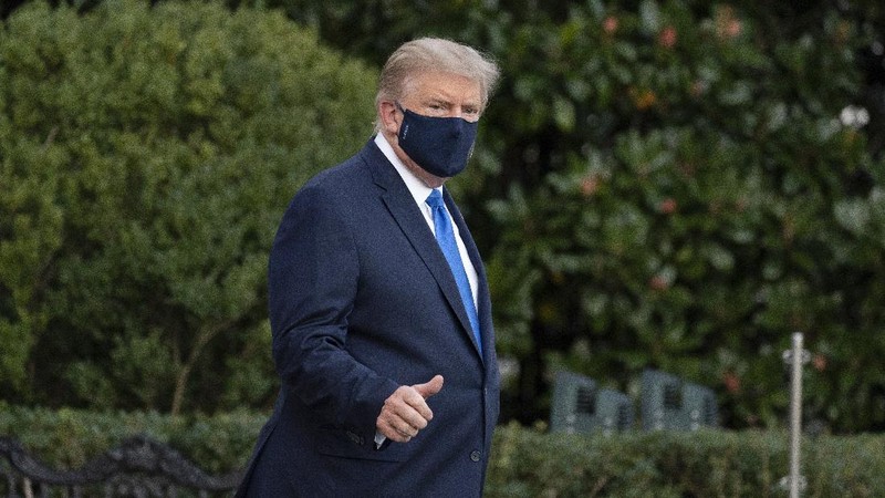 President Donald Trump waves as he leaves the White House to go to Walter Reed National Military Medical Center after he tested positive for COVID-19, Friday, Oct. 2, 2020, in Washington. (AP Photo/Alex Brandon)