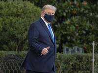 Geger! Tinggalkan RS, Trump Lepas Masker & Sebut Kebal Corona