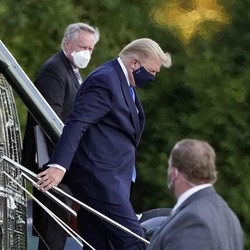 Trump Buat Heboh! Positif Covid, Keluar RS Sapa Pendukung