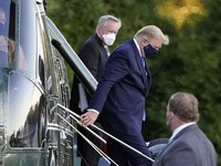 Trump Buat Heboh! Positif Covid, Keluar RS Sapa Pendukung