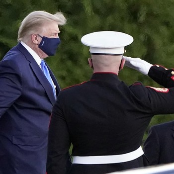 Positif Corona, Ini Penampakan Trump Dilarikan ke RS Militer