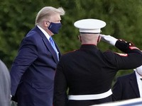 Positif Corona, Ini Penampakan Trump Dilarikan ke RS Militer