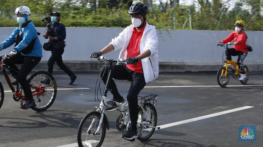 Menteri Perhubungan Budi Karya Sumadi melakukan kunjungan kerja (Kunker) ke kawasan BSD City, Tangerang. (CNBC Indonesia/Tri Susilo)