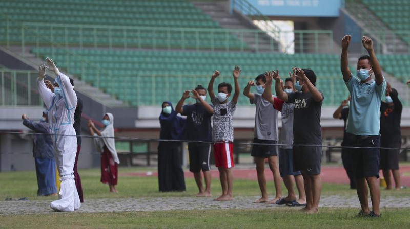 Pasien OTG Covid-19 ikuti senam pagi di Stadion Patriot Chandrabhaga, Bekasi. AP/Achmad Ibrahim