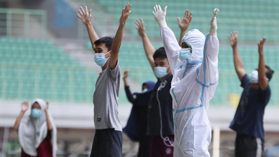 Pasien OTG Covid-19 ikuti senam pagi di Stadion Patriot Chandrabhaga, Bekasi. AP/Achmad Ibrahim