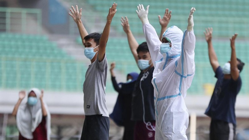 Pasien OTG Covid-19 ikuti senam pagi di Stadion Patriot Chandrabhaga, Bekasi. AP/Achmad Ibrahim