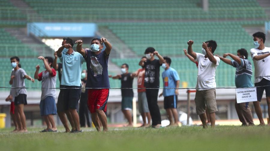 Pasien OTG Covid-19 ikuti senam pagi di Stadion Patriot Chandrabhaga, Bekasi. AP/Achmad Ibrahim
