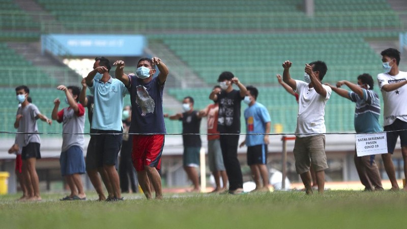 Pasien OTG Covid-19 ikuti senam pagi di Stadion Patriot Chandrabhaga, Bekasi. AP/Achmad Ibrahim