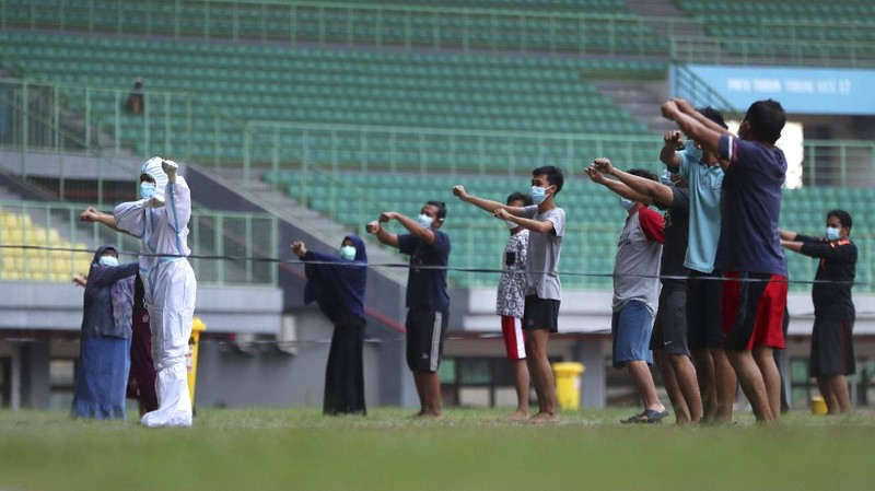 Pasien OTG Covid-19 ikuti senam pagi di Stadion Patriot Chandrabhaga, Bekasi. AP/Achmad Ibrahim