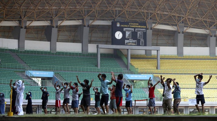 Pasien OTG Covid-19 ikuti senam pagi di Stadion Patriot Chandrabhaga, Bekasi. AP/Achmad Ibrahim