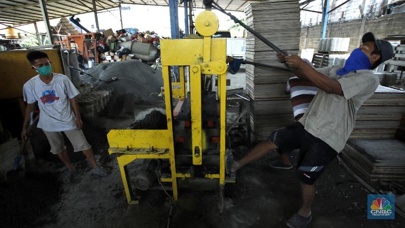 Pembuatan Paving Block dari limbah samnpah. (CNBC Indonesia/Tri Susilo)