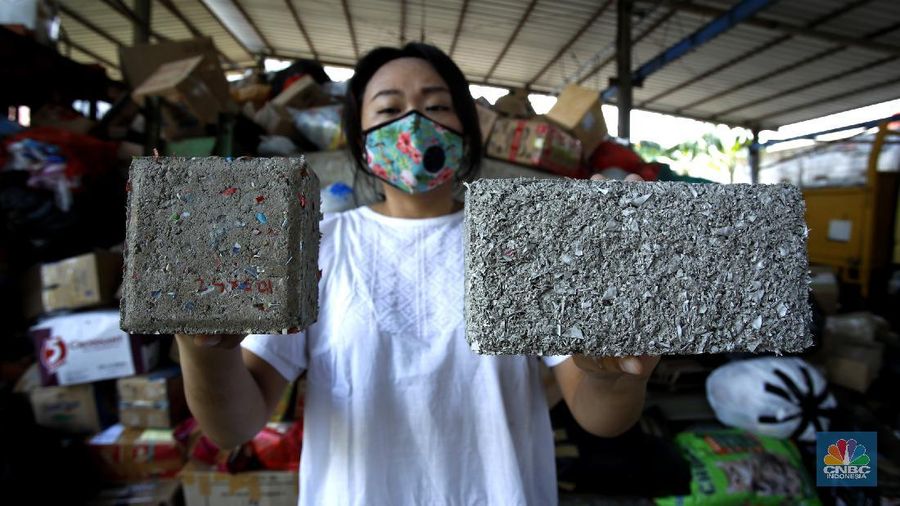 Pembuatan Paving Block dari limbah samnpah. (CNBC Indonesia/Tri Susilo)