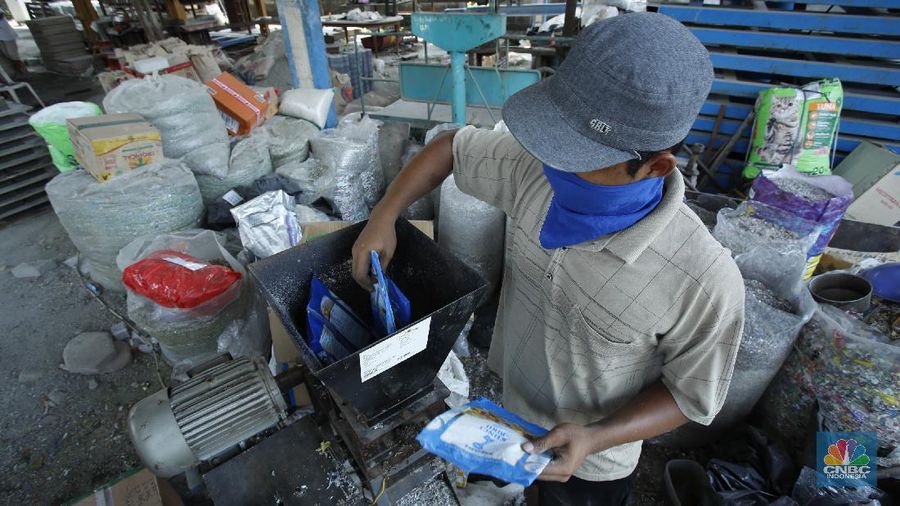 Pembuatan Paving Block dari limbah samnpah. (CNBC Indonesia/Tri Susilo)