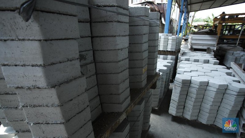 Pembuatan Paving Block dari limbah samnpah. (CNBC Indonesia/Tri Susilo)