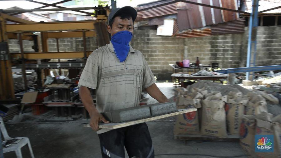 Pembuatan Paving Block dari limbah samnpah. (CNBC Indonesia/Tri Susilo)