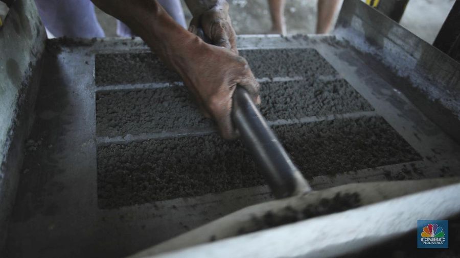 Pembuatan Paving Block dari limbah samnpah. (CNBC Indonesia/Tri Susilo)