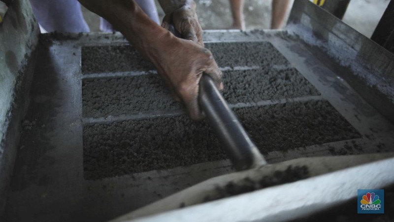 Pembuatan Paving Block dari limbah samnpah. (CNBC Indonesia/Tri Susilo)