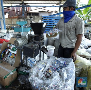 Gokil! Sampah Plastik Makanan Jadi Paving Block Jutaan Rupiah