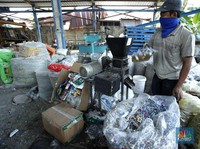 Gokil! Sampah Plastik Makanan Jadi Paving Block Jutaan Rupiah