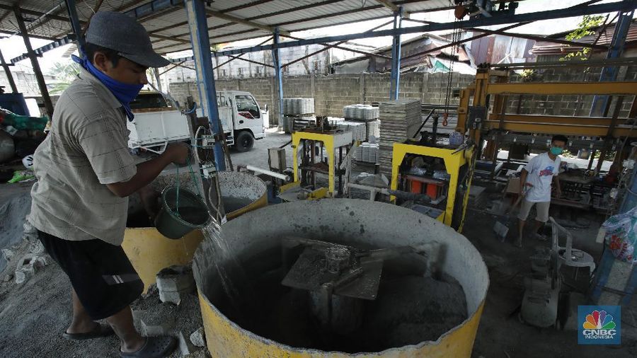 Pembuatan Paving Block dari limbah samnpah. (CNBC Indonesia/Tri Susilo)