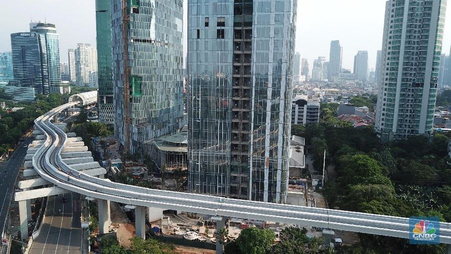 Foto udara aerial pembangunan jalur Kereta api ringan/Light Rail Transit (LRT) Jabodebek di Kawasan Kuningan, Jakarta. (CNBC Indonesia/Andrean Kristianto)
