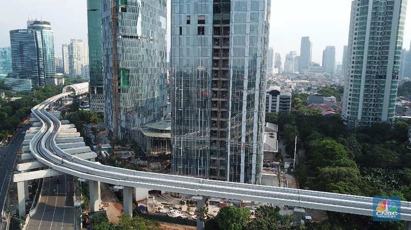 Foto udara aerial pembangunan jalur Kereta api ringan/Light Rail Transit (LRT) Jabodebek di Kawasan Kuningan, Jakarta. (CNBC Indonesia/Andrean Kristianto)