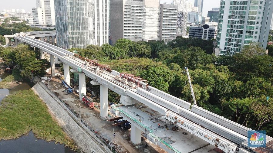 Foto udara aerial pembangunan jalur Kereta api ringan/Light Rail Transit (LRT) Jabodebek di Kawasan Kuningan, Jakarta. (CNBC Indonesia/Andrean Kristianto)