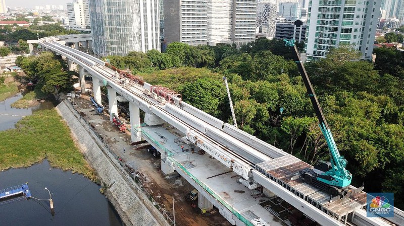 Foto udara aerial pembangunan jalur Kereta api ringan/Light Rail Transit (LRT) Jabodebek di Kawasan Kuningan, Jakarta. (CNBC Indonesia/Andrean Kristianto)