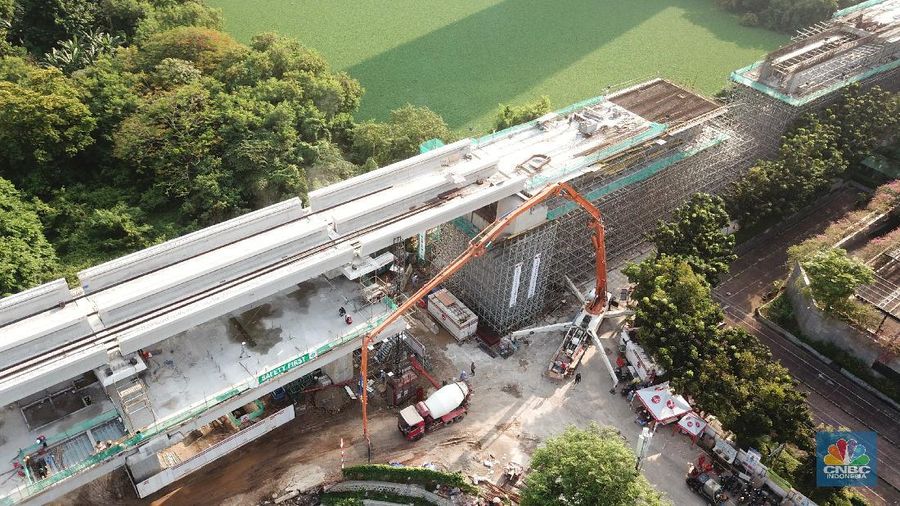 Foto udara aerial pembangunan jalur Kereta api ringan/Light Rail Transit (LRT) Jabodebek di Kawasan Kuningan, Jakarta. (CNBC Indonesia/Andrean Kristianto)