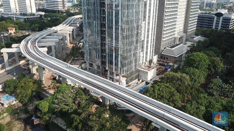 Foto udara aerial pembangunan jalur Kereta api ringan/Light Rail Transit (LRT) Jabodebek di Kawasan Kuningan, Jakarta. (CNBC Indonesia/Andrean Kristianto)