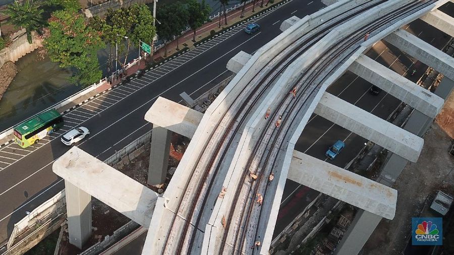 Foto udara aerial pembangunan jalur Kereta api ringan/Light Rail Transit (LRT) Jabodebek di Kawasan Kuningan, Jakarta. (CNBC Indonesia/Andrean Kristianto)