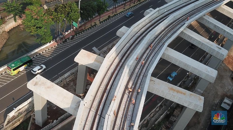 Foto udara aerial pembangunan jalur Kereta api ringan/Light Rail Transit (LRT) Jabodebek di Kawasan Kuningan, Jakarta. (CNBC Indonesia/Andrean Kristianto)