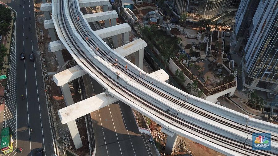 Foto udara aerial pembangunan jalur Kereta api ringan/Light Rail Transit (LRT) Jabodebek di Kawasan Kuningan, Jakarta. (CNBC Indonesia/Andrean Kristianto)