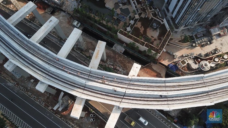 Foto udara aerial pembangunan jalur Kereta api ringan/Light Rail Transit (LRT) Jabodebek di Kawasan Kuningan, Jakarta. (CNBC Indonesia/Andrean Kristianto)