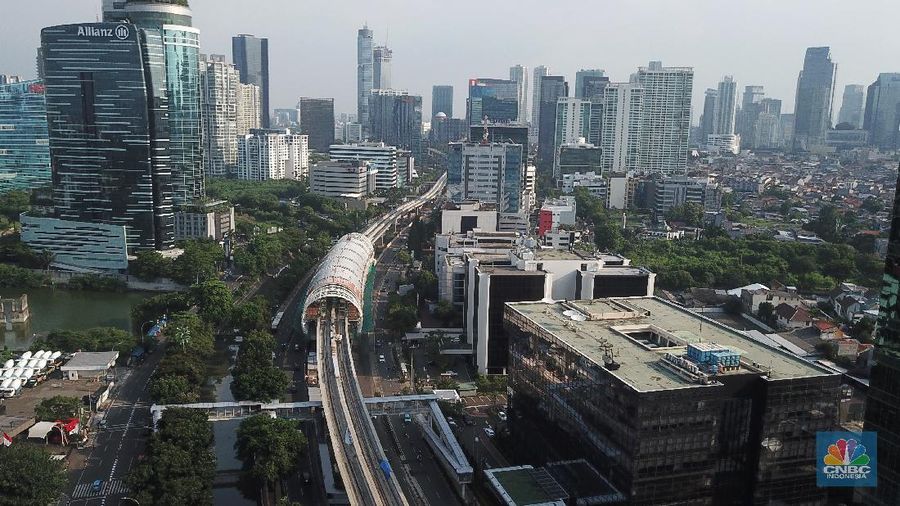 Foto udara aerial pembangunan jalur Kereta api ringan/Light Rail Transit (LRT) Jabodebek di Kawasan Kuningan, Jakarta. (CNBC Indonesia/Andrean Kristianto)