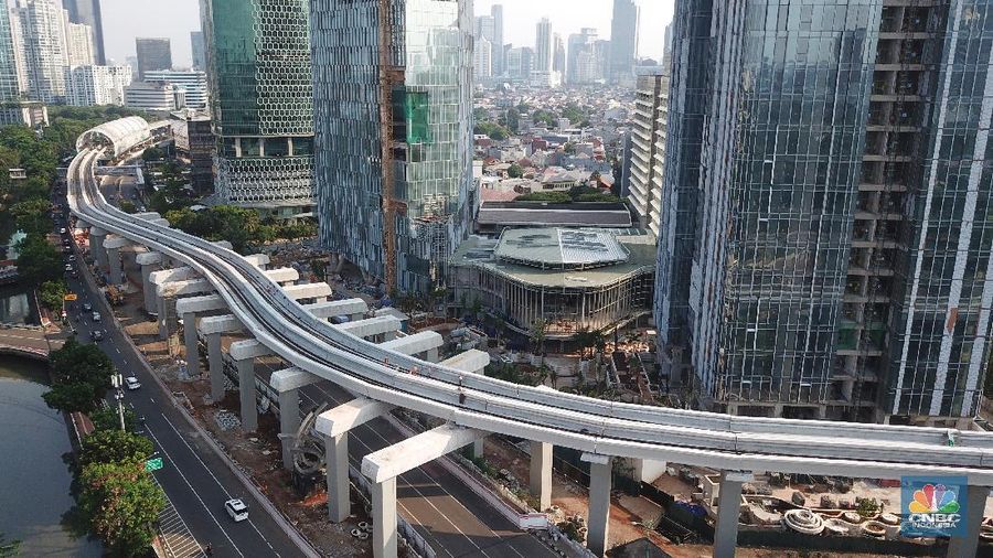 Foto udara aerial pembangunan jalur Kereta api ringan/Light Rail Transit (LRT) Jabodebek di Kawasan Kuningan, Jakarta. (CNBC Indonesia/Andrean Kristianto)