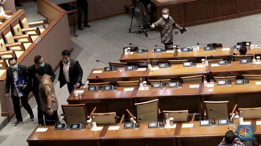 Suasana Rapat Paripurna DPR RI Senin (5 Oktober 2020). Rapat Paripurna mengesahkan Rancangan Undang-Undang (RUU) Cipta Kerja (Omnibus Law Ciptaker) menjadi Undang-undang resmi. (CNBC Indoensia/Muhammad Sabki)