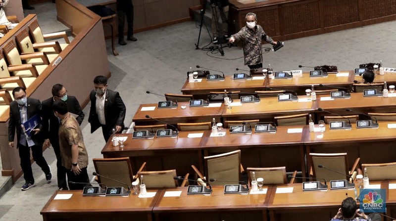 Suasana Rapat Paripurna DPR RI Senin (5 Oktober 2020). Rapat Paripurna mengesahkan Rancangan Undang-Undang (RUU) Cipta Kerja (Omnibus Law Ciptaker) menjadi Undang-undang resmi. (CNBC Indoensia/Muhammad Sabki)